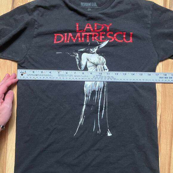 RESIDENT EVIL VILLAGE Lady Dimetrescu Graphic T-Shirt 2021 Official Size Small - Picture 4 of 4